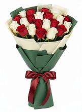 Букет Микс из красных и белых роз в Уразово