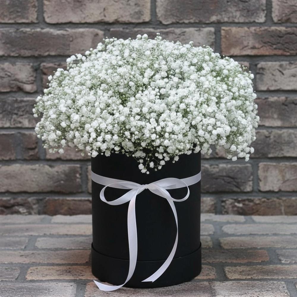 Цветочная композиция из Гипсофила в шляпной коробке в Уразово