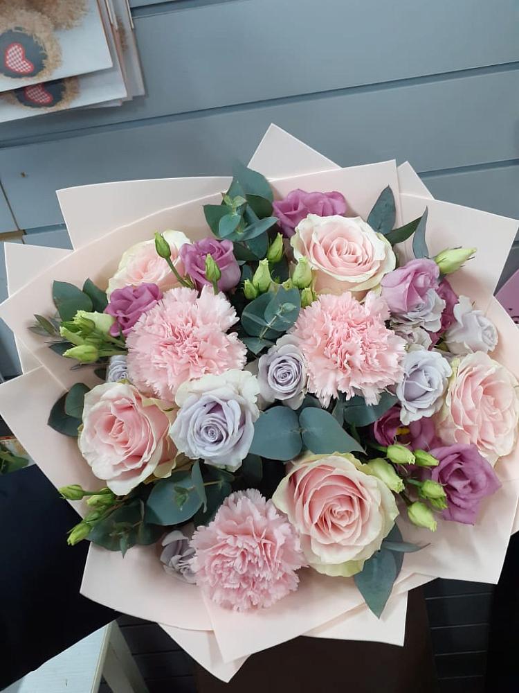 Букет цветов из: Розы, Гвоздики и Лизиантусы в Уразово