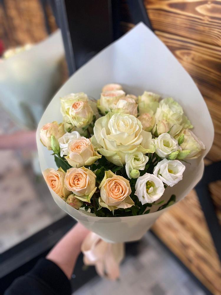 Букет цветов из: Розы и Лизиантусы в Уразово